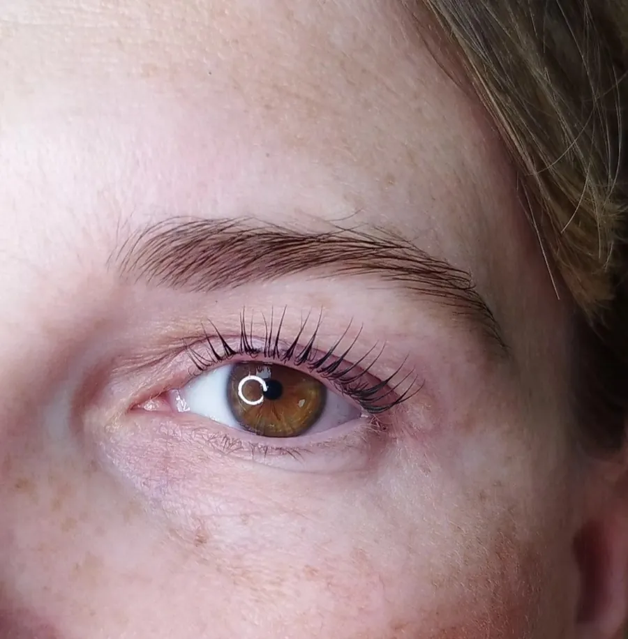 Närbild på lyfta fransar efter lash lift